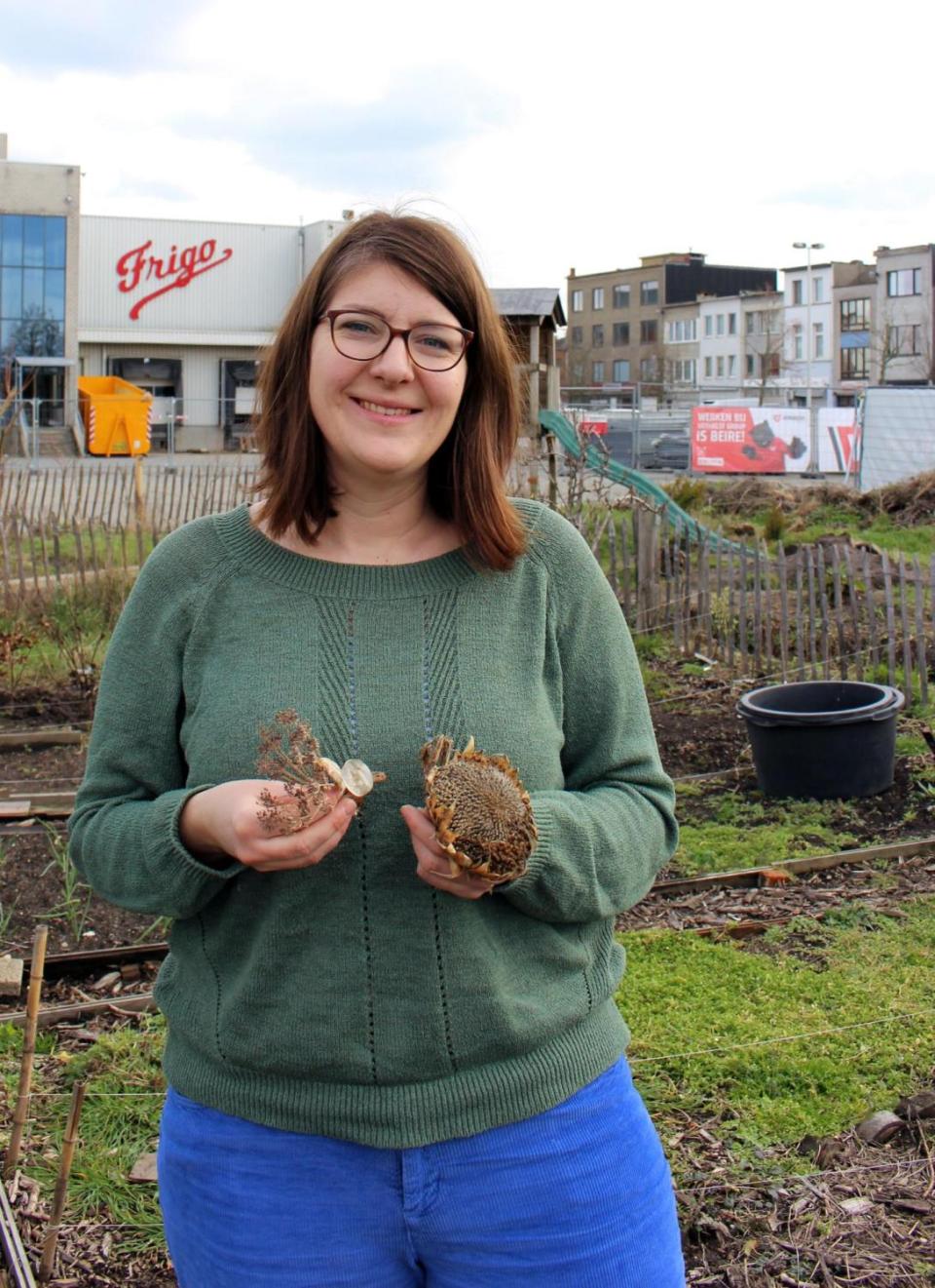 Vrouw met moestuinzaden.