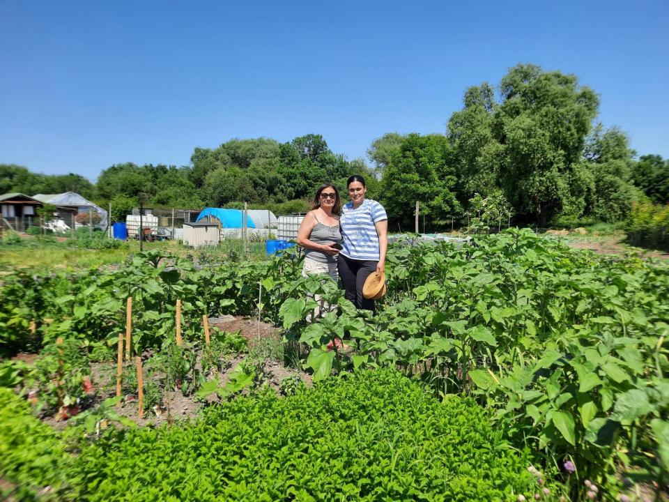 Twee vrouwen in een moestuin 